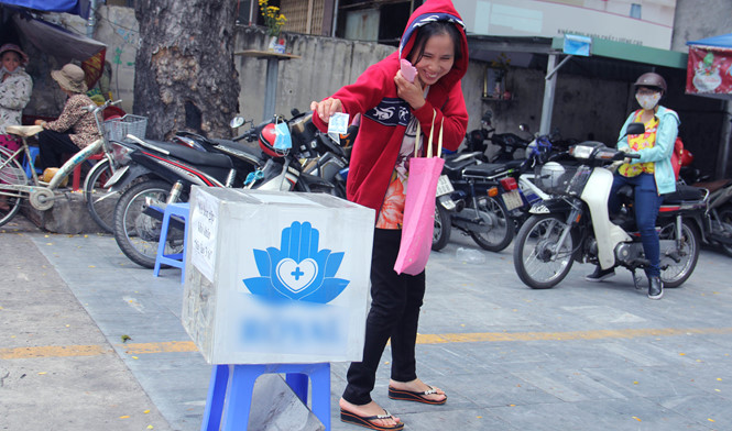 Thùng tiền khó khăn, hãy lấy 3 tờ ở Sài Gòn: Có người lấy cả bao gom tiền