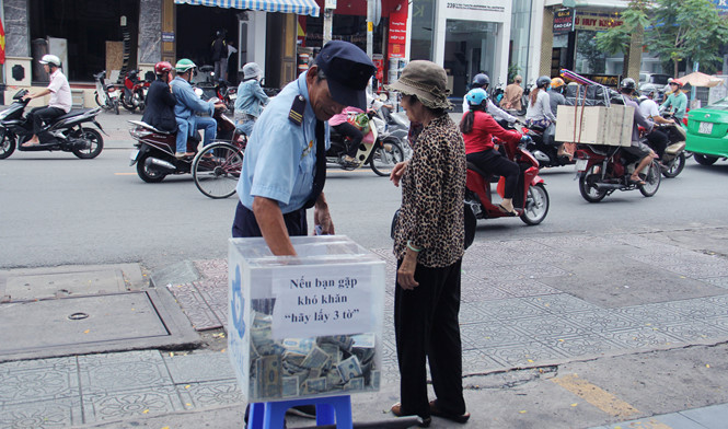 Thùng tiền khó khăn, hãy lấy 3 tờ ở Sài Gòn: Có người lấy cả bao gom tiền
