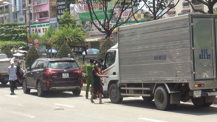 Tài xế và phụ xe bị đánh nhập viện sau va chạm giao thông trên đường ở Sài Gòn