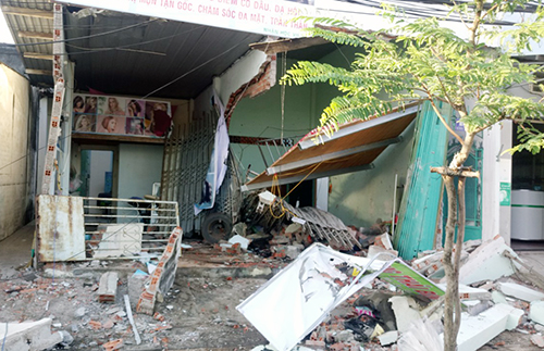 Xe bồn chở xăng tông sập hai căn nhà ở Vũng Tàu