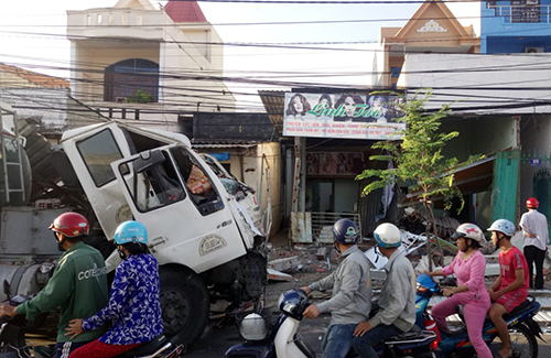 Xe bồn chở xăng tông sập hai căn nhà ở Vũng Tàu