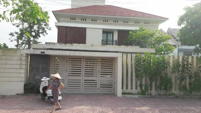 Thiếu tướng Công an bắt gọn tên cướp đang khống chế con, cháu mình