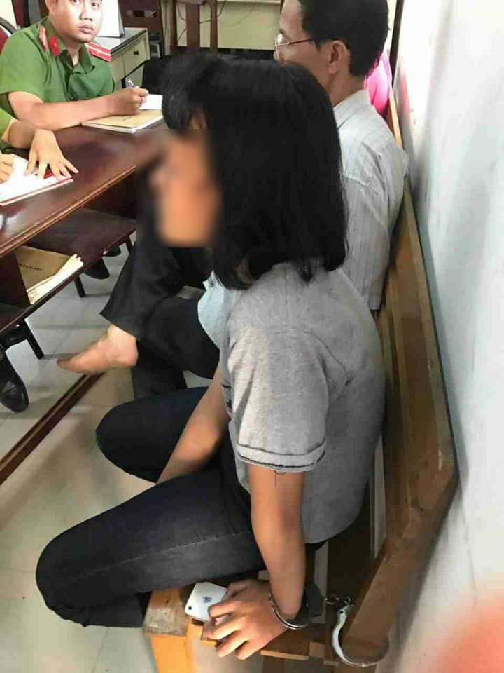 Bé gái 13 tuổi bị công an còng tay đưa về trụ sở