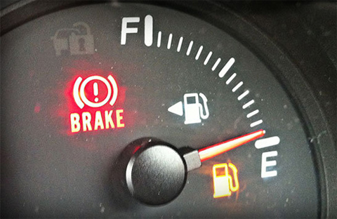 Lái xe ô tô khi bình xăng cạn kiệt – nguy hiểm rình rập