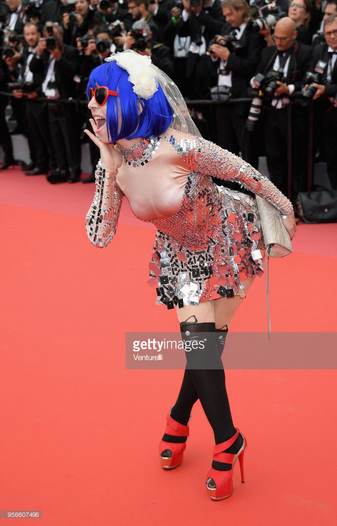 Thảm đỏ Cannes ngày 2: Vẫn không thiếu chiêu trò khoe thân gây sốc