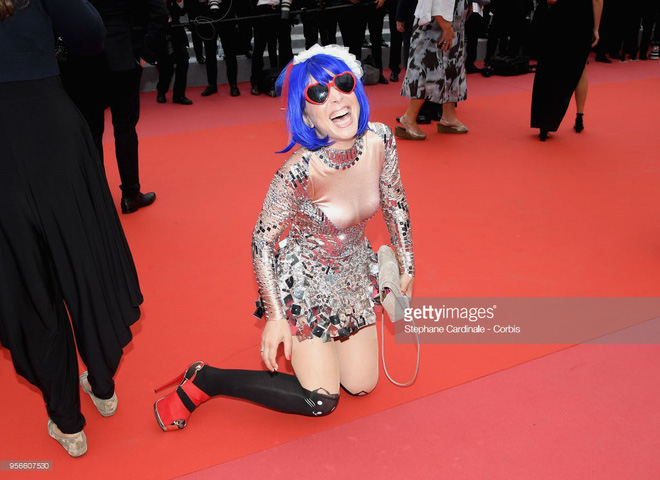 Thảm đỏ Cannes ngày 2: Vẫn không thiếu chiêu trò khoe thân gây sốc