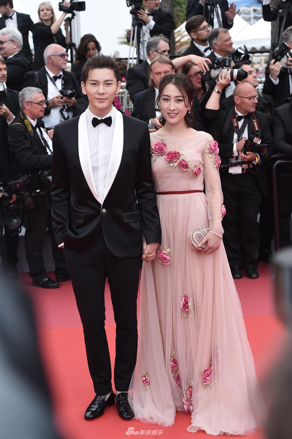 Thảm đỏ Cannes ngày 2: Vẫn không thiếu chiêu trò khoe thân gây sốc