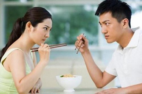 Uất tận cổ vì chồng vô tâm, ngồi xuống mâm cơm món nào ngon là ăn hết sạch