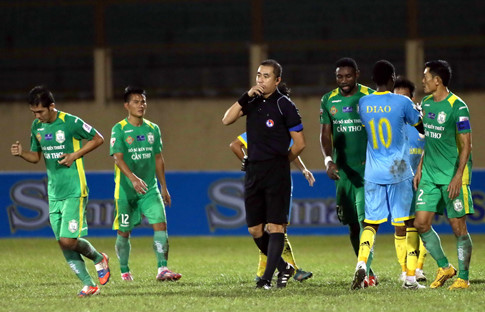 Bầu Tú gửi đơn lên VFF kể tội trọng tài