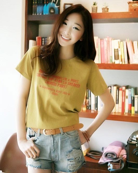 Những gợi ý kết hợp đồ với quần jeans rách cho mùa hè thêm năng động Những gợi ý kết hợp đồ với quần jeans rách cho mùa hè thêm năng động
