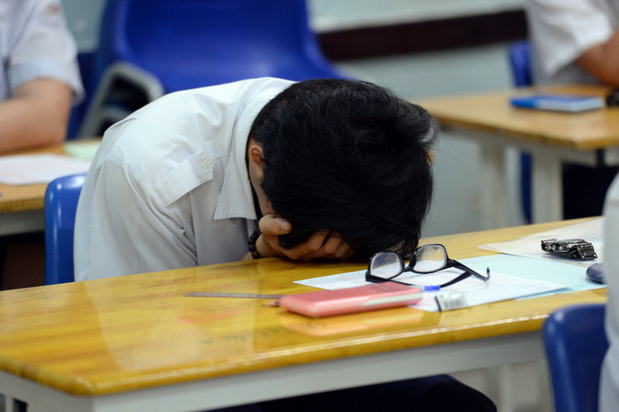 Mẹ có biết con đã phải đánh đổi gì để lấy điểm 9, 10 cho mẹ?