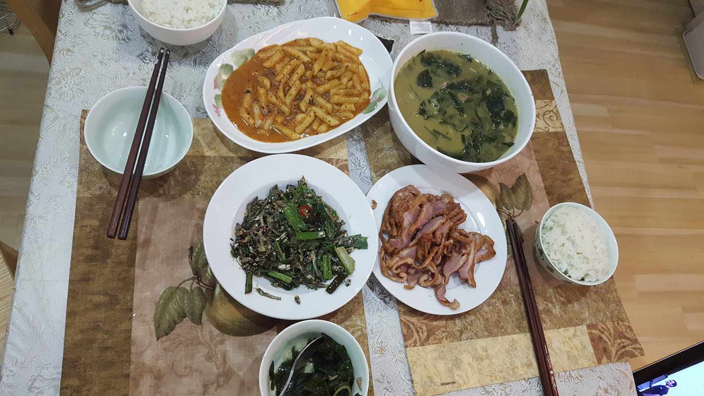 Gái HN khen cơm ông xã nấu, chị em rần rần khoe chồng mình đảm không kém cạnh