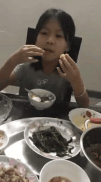 Cả trời tuổi thơ ùa về với màn tâm sự bố và con gái: Ngày xưa, bố theo đuổi mẹ hay mẹ theo đuổi bố?