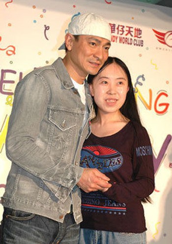 Dành cả thanh xuân theo đuổi Lưu Đức Hoa đến mức gián tiếp giết cha, fan cuồng vẫn không từ bỏ ý nguyện