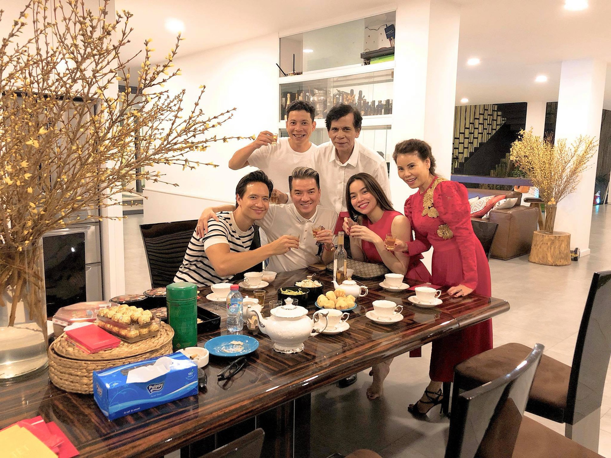 Không chỉ cùng đi du lịch, Kim Lý gọi phụ huynh của Hồ Ngọc Hà là mẹ luôn rồi!