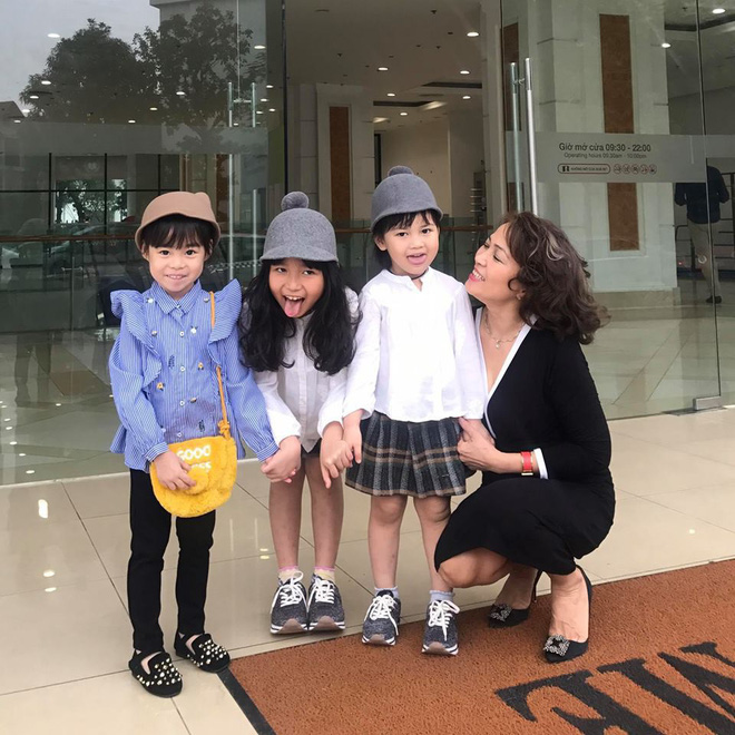 Dễ thương như mẹ Châu Bùi: Đi chơi Hy Lạp vẫn không quên gửi ảnh cho con gái, mỗi tội tấm nào cũng như đang ở... Sầm Sơn Dễ thương như mẹ Châu Bùi: Đi chơi Hy Lạp vẫn không quên gửi ảnh cho con gái, mỗi tội tấm nào cũng như đang ở... Sầm Sơn