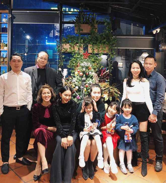 Dễ thương như mẹ Châu Bùi: Đi chơi Hy Lạp vẫn không quên gửi ảnh cho con gái, mỗi tội tấm nào cũng như đang ở... Sầm Sơn Dễ thương như mẹ Châu Bùi: Đi chơi Hy Lạp vẫn không quên gửi ảnh cho con gái, mỗi tội tấm nào cũng như đang ở... Sầm Sơn