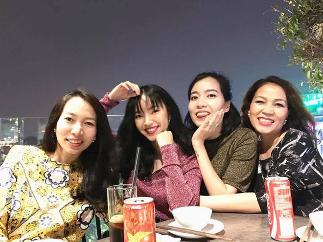 Dễ thương như mẹ Châu Bùi: Đi chơi Hy Lạp vẫn không quên gửi ảnh cho con gái, mỗi tội tấm nào cũng như đang ở... Sầm Sơn Dễ thương như mẹ Châu Bùi: Đi chơi Hy Lạp vẫn không quên gửi ảnh cho con gái, mỗi tội tấm nào cũng như đang ở... Sầm Sơn