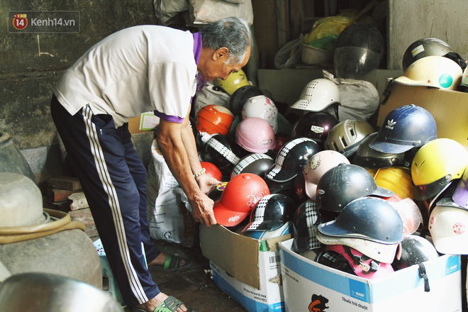 Chuyện về cụ ông Hà Nội phía sau cây cổ thụ treo hàng chục chiếc mũ bảo hiểm sứt mẻ trên đường Trần Hưng Đạo