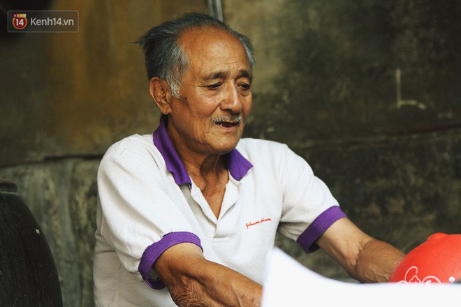 Chuyện về cụ ông Hà Nội phía sau cây cổ thụ treo hàng chục chiếc mũ bảo hiểm sứt mẻ trên đường Trần Hưng Đạo