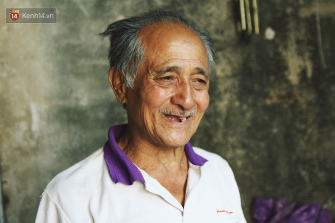 Chuyện về cụ ông Hà Nội phía sau cây cổ thụ treo hàng chục chiếc mũ bảo hiểm sứt mẻ trên đường Trần Hưng Đạo