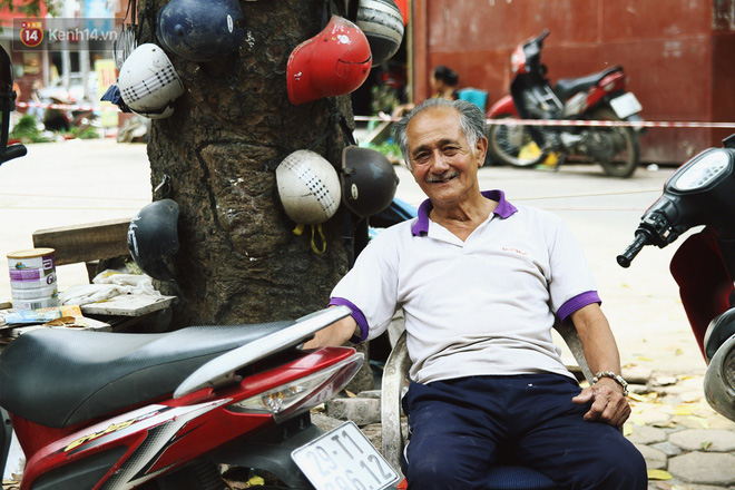 Chuyện về cụ ông Hà Nội phía sau cây cổ thụ treo hàng chục chiếc mũ bảo hiểm sứt mẻ trên đường Trần Hưng Đạo