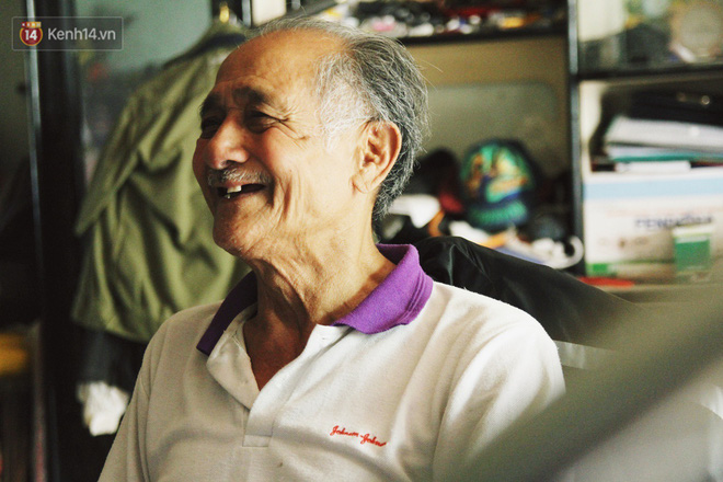 Chuyện về cụ ông Hà Nội phía sau cây cổ thụ treo hàng chục chiếc mũ bảo hiểm sứt mẻ trên đường Trần Hưng Đạo