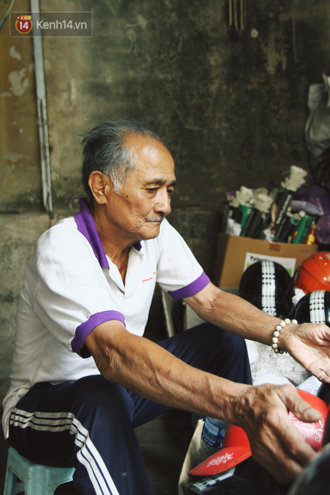 Chuyện về cụ ông Hà Nội phía sau cây cổ thụ treo hàng chục chiếc mũ bảo hiểm sứt mẻ trên đường Trần Hưng Đạo