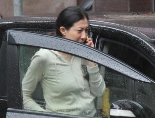 Ngô Ỷ Lợi hoảng sợ, khóc lóc lo con gái bị lợi dụng nhằm trả thù Thành Long