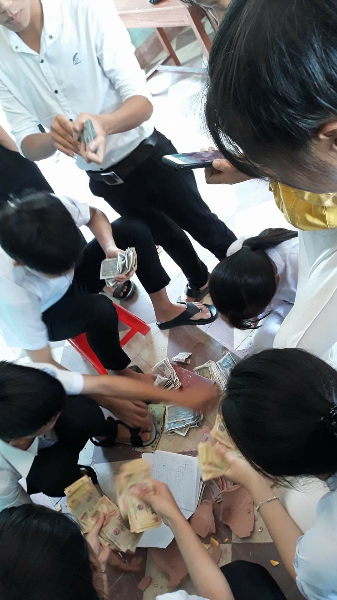 Clip: Cùng nuôi heo từ đầu năm học, cả lớp phấn khích khi tiết kiệm được 12 triệu để chụp kỷ yếu và làm tiệc chia tay