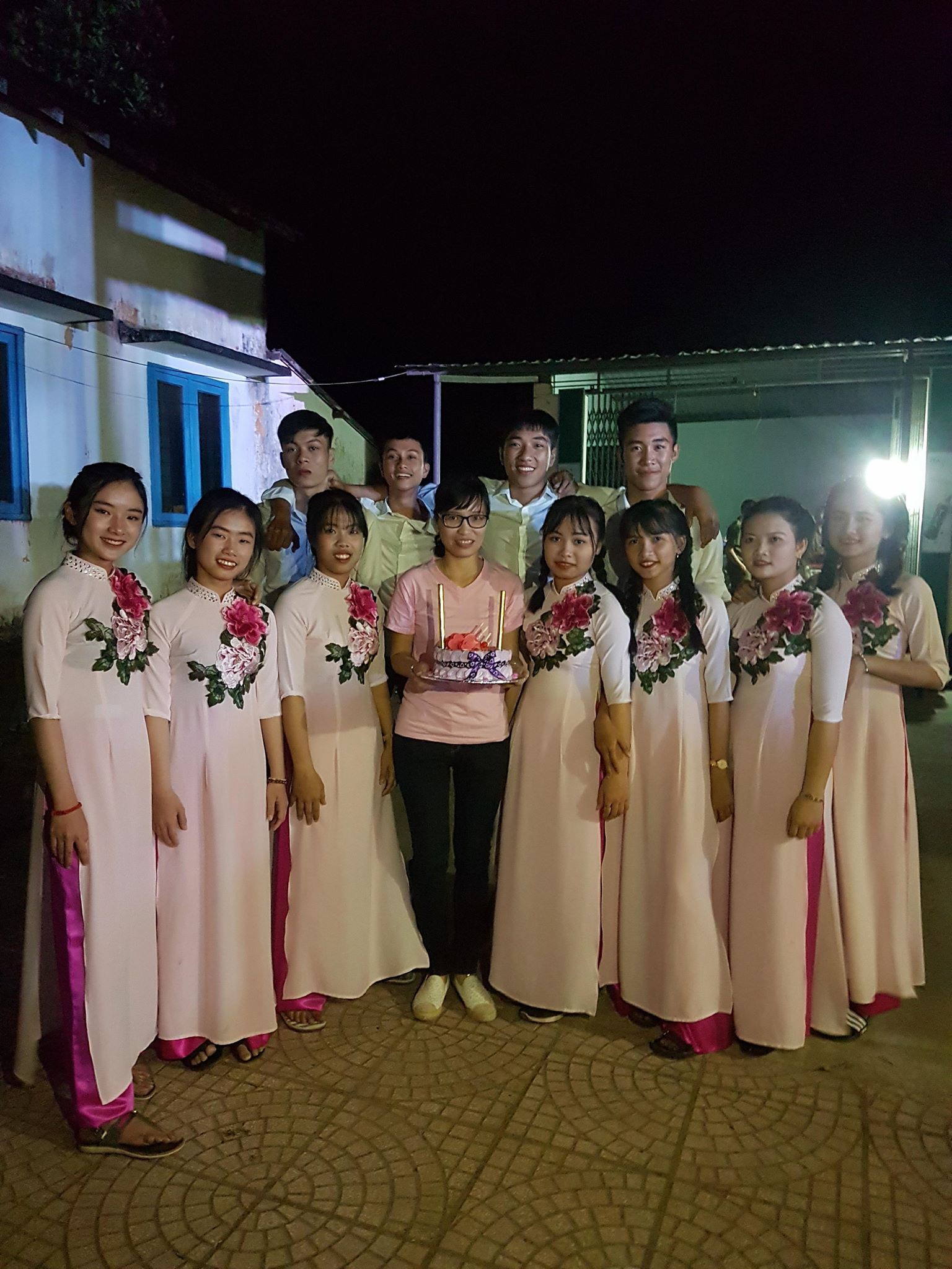 Clip: Cùng nuôi heo từ đầu năm học, cả lớp phấn khích khi tiết kiệm được 12 triệu để chụp kỷ yếu và làm tiệc chia tay