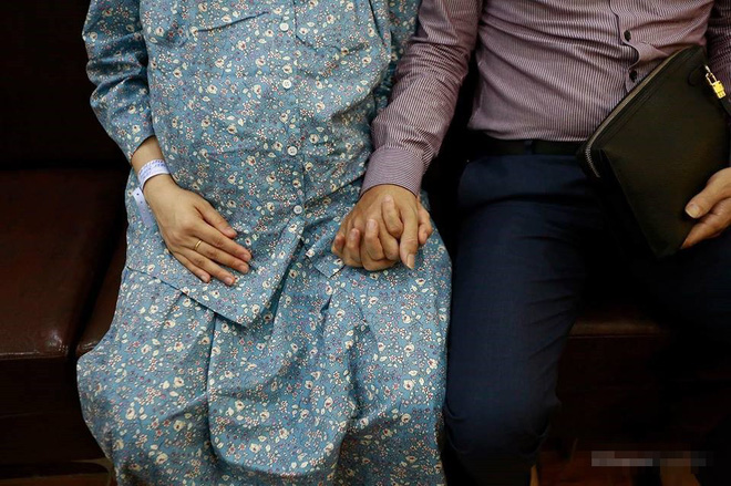 Bức ảnh sản phụ rạng rỡ đón con đầu lòng gây bão MXH và câu chuyện cảm động đằng sau