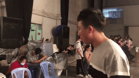 Clip: Trấn Thành cosplay giáo viên đòi thu phạt Hương Giang 100k tội nghịch điện thoại, ai ngờ đâu lại bị Hoa hậu đáp trả cực gắt