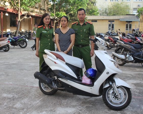 Người phụ nữ đi SH vận chuyển 2 bánh heroin