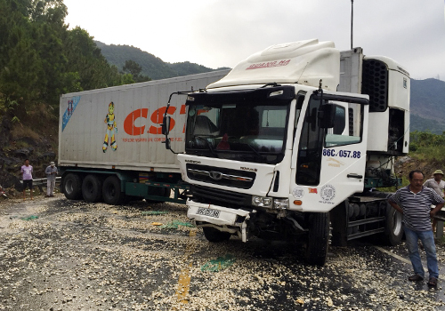 Tai nạn liên hoàn gây ách tắc đường vào hầm Hải Vân