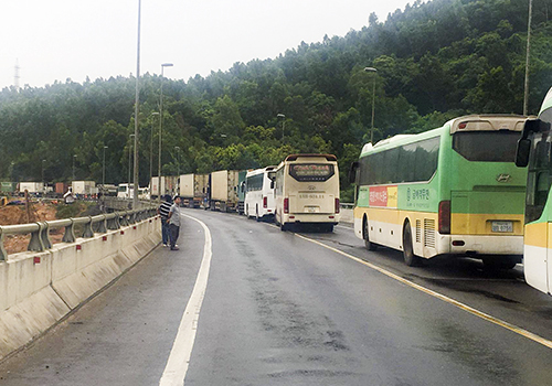 Tai nạn liên hoàn gây ách tắc đường vào hầm Hải Vân