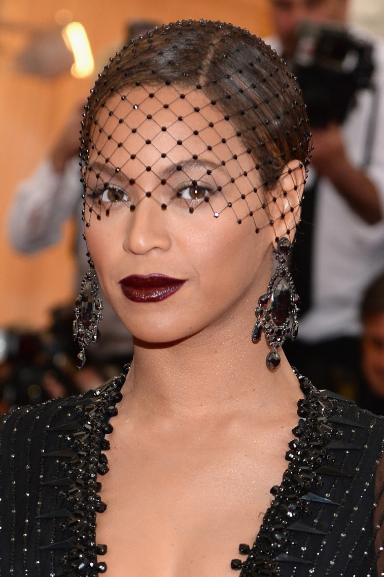 10 kiểu trang điểm xuất sắc đến ám ảnh trong lịch sử Met Gala