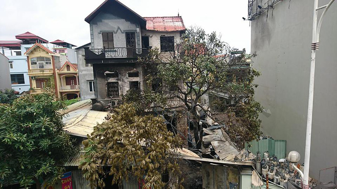 Vụ cháy lớn ở Vĩnh Tuy: Người hàng xóm liều mình bắc thang cứu sống 6 người thoát khỏi căn nhà đang bốc cháy ngùn ngụt