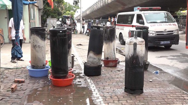 Vụ cháy lớn ở Vĩnh Tuy: Người hàng xóm liều mình bắc thang cứu sống 6 người thoát khỏi căn nhà đang bốc cháy ngùn ngụt