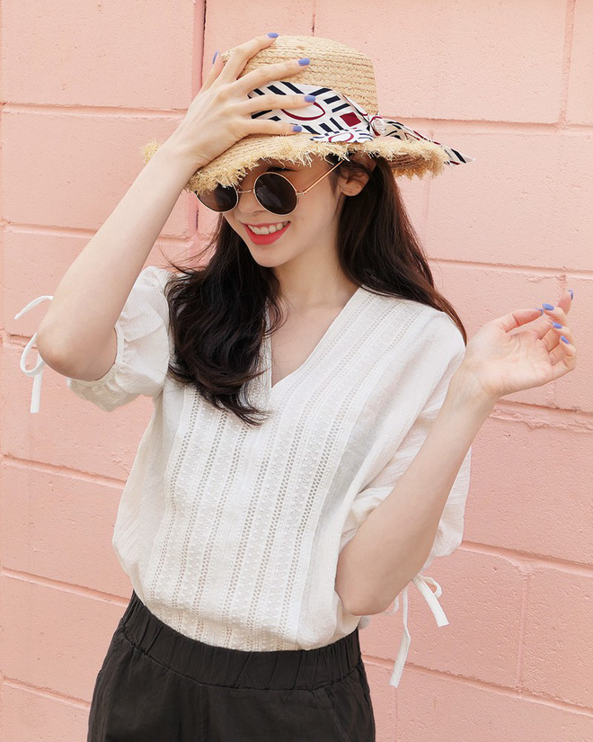 Áo đục lỗ tưởng là mốt cũ nhưng lại là mẫu áo xinh xẻo vô cùng cho hè này Áo đục lỗ tưởng là mốt cũ nhưng lại là mẫu áo xinh xẻo vô cùng cho hè này