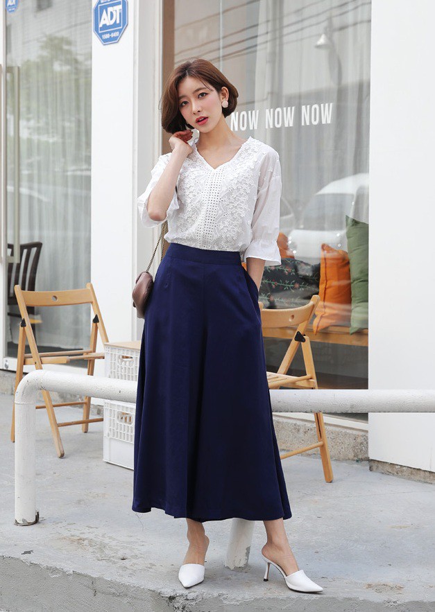 Áo đục lỗ tưởng là mốt cũ nhưng lại là mẫu áo xinh xẻo vô cùng cho hè này Áo đục lỗ tưởng là mốt cũ nhưng lại là mẫu áo xinh xẻo vô cùng cho hè này
