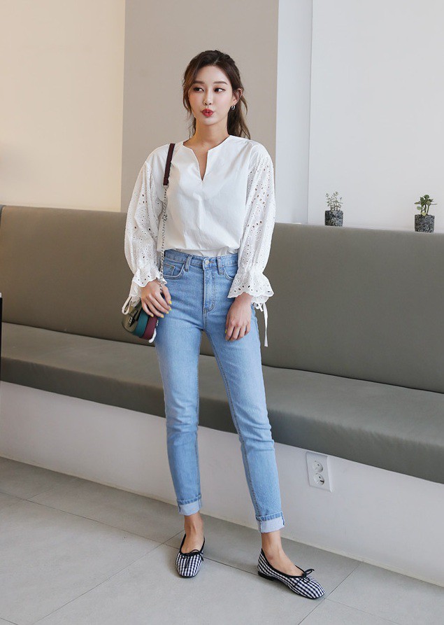 Áo đục lỗ tưởng là mốt cũ nhưng lại là mẫu áo xinh xẻo vô cùng cho hè này Áo đục lỗ tưởng là mốt cũ nhưng lại là mẫu áo xinh xẻo vô cùng cho hè này