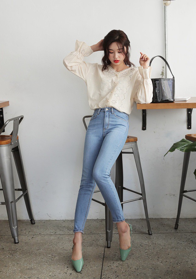 Áo đục lỗ tưởng là mốt cũ nhưng lại là mẫu áo xinh xẻo vô cùng cho hè này Áo đục lỗ tưởng là mốt cũ nhưng lại là mẫu áo xinh xẻo vô cùng cho hè này