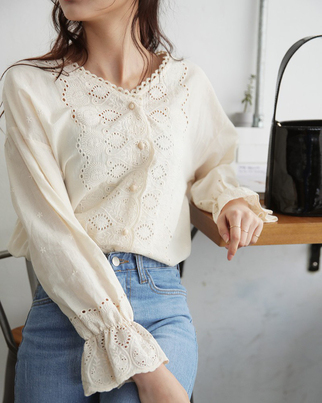 Áo đục lỗ tưởng là mốt cũ nhưng lại là mẫu áo xinh xẻo vô cùng cho hè này Áo đục lỗ tưởng là mốt cũ nhưng lại là mẫu áo xinh xẻo vô cùng cho hè này