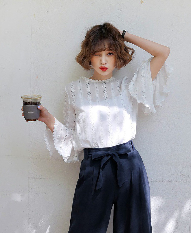 Áo đục lỗ tưởng là mốt cũ nhưng lại là mẫu áo xinh xẻo vô cùng cho hè này Áo đục lỗ tưởng là mốt cũ nhưng lại là mẫu áo xinh xẻo vô cùng cho hè này