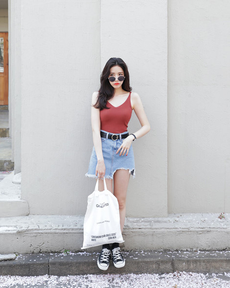 Mix đồ với áo hai dây cực xinh cho bạn gái dạo phố Mix đồ với áo hai dây cực xinh cho bạn gái dạo phố