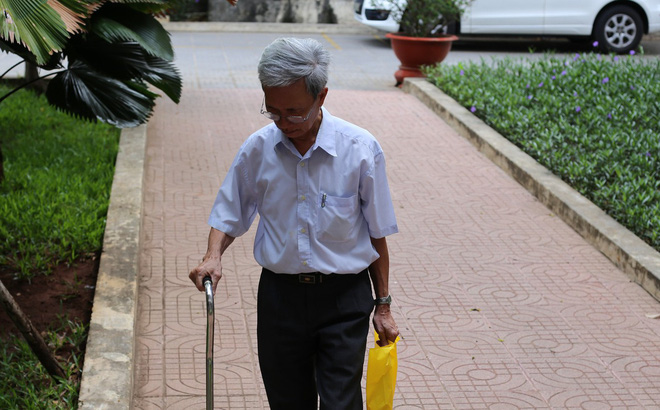 Bị cáo 77 tuổi dâm ô trẻ em ở Vũng Tàu chống gậy đến toà