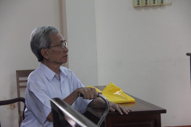 Bị cáo 77 tuổi dâm ô trẻ em ở Vũng Tàu chống gậy đến toà