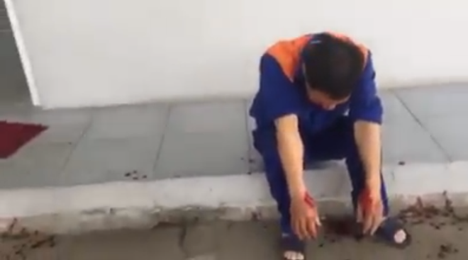 Clip: Nghi bị đổ thiếu, khách hàng đánh nhân viên cây xăng chảy máu mồm