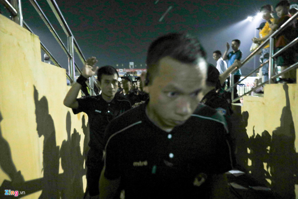 Vì sao bầu Đức, bầu Tú chung tay dẹp loạn ban trọng tài?